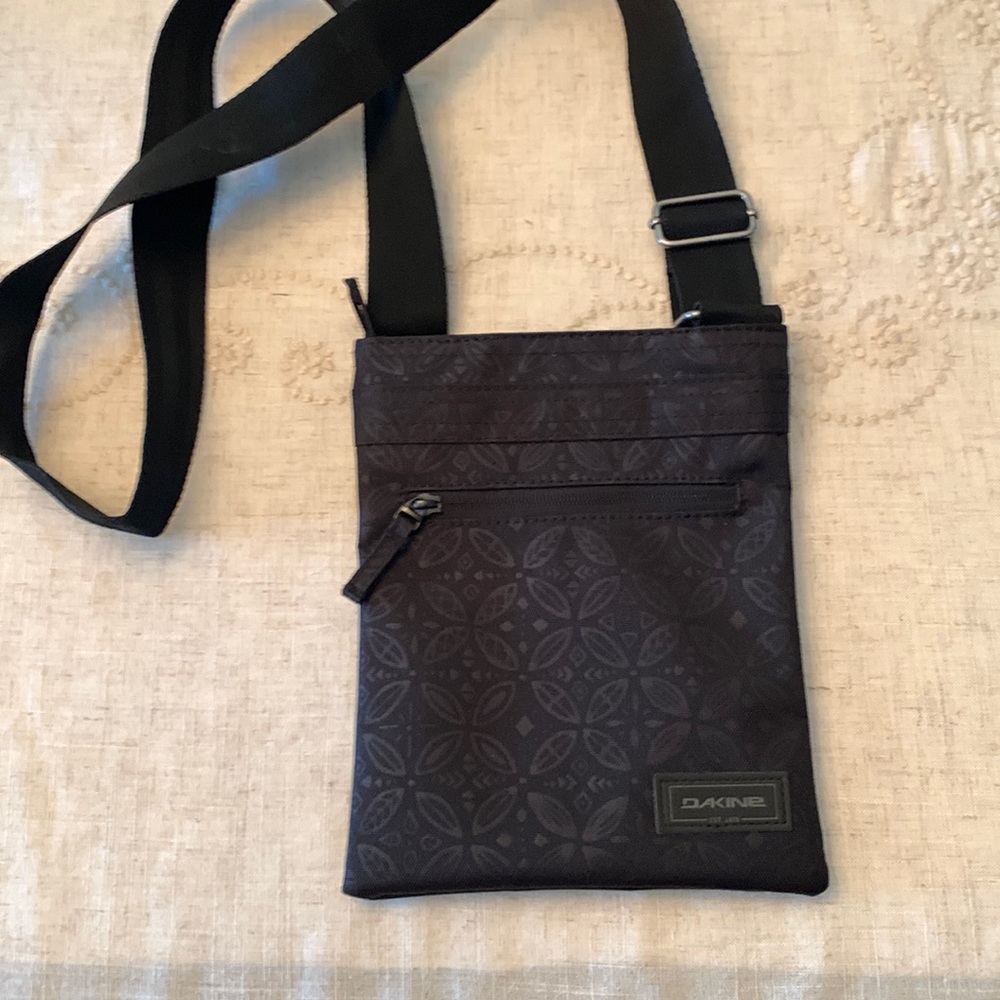 Dakine patterned crossbody bag